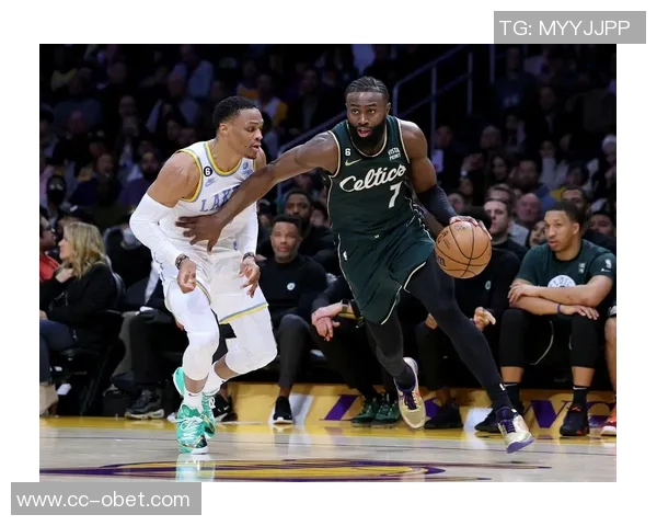 杰伦布朗半场表现回暖17分4板1盖帽次节手感火热独得15分 杰伦布朗半场表现回暖17分4板1盖帽次节手感火热独得15分